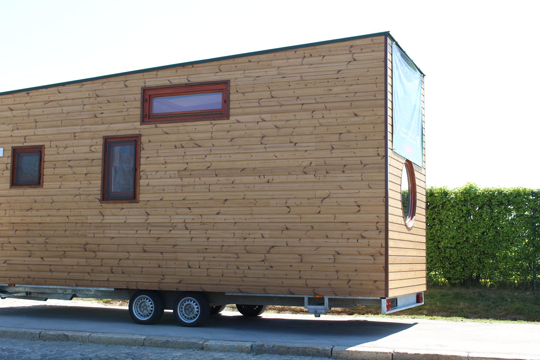 File:NimmE.net Tiny House Österreich.jpg - a small wooden house